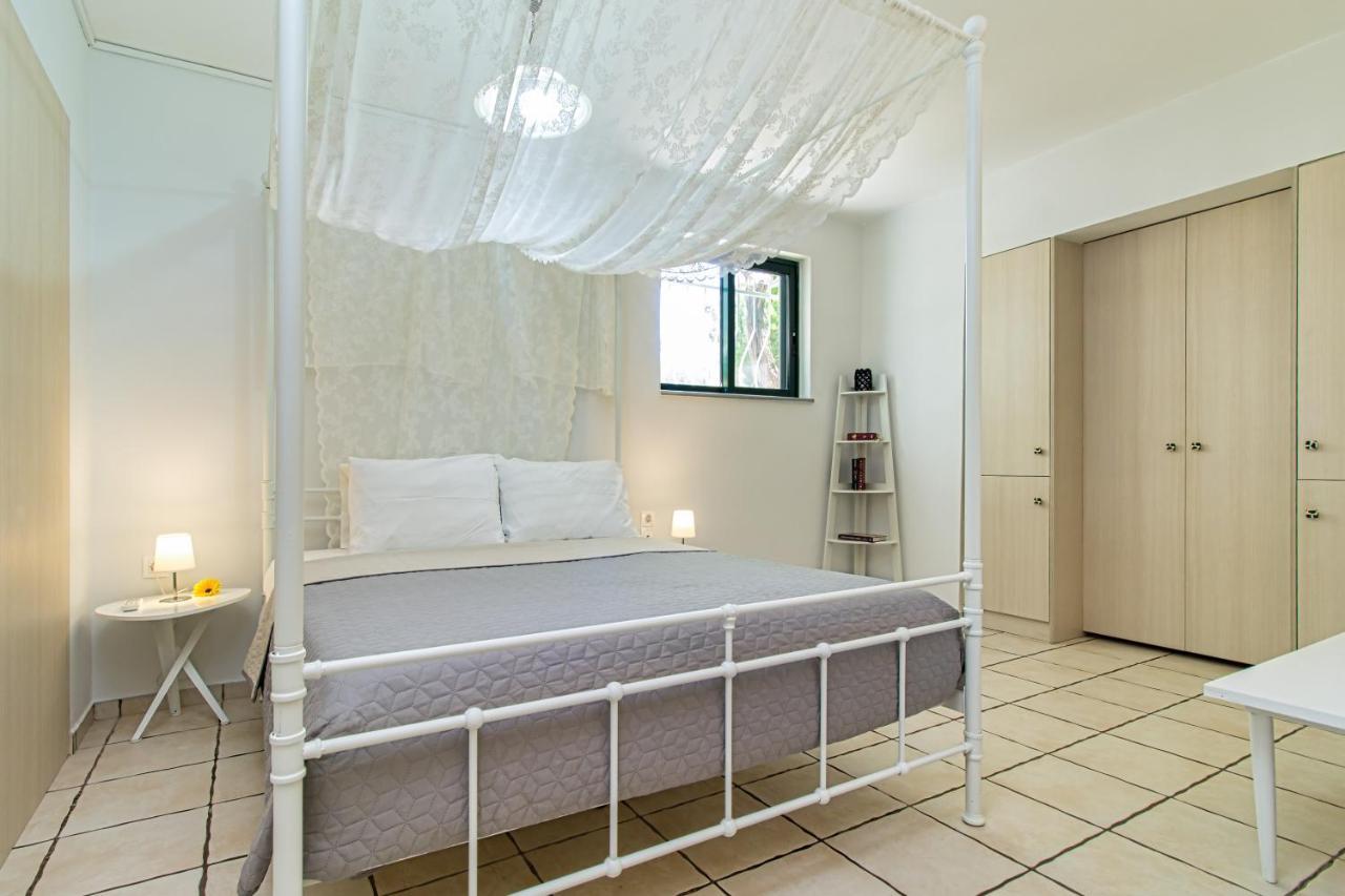 Venizelos Studios Platanias  Luaran gambar